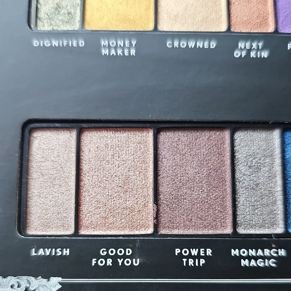 New COVERGIRL Reign Eyeshadow Palette Royalty Collection Queen Smokey Eyeshadow